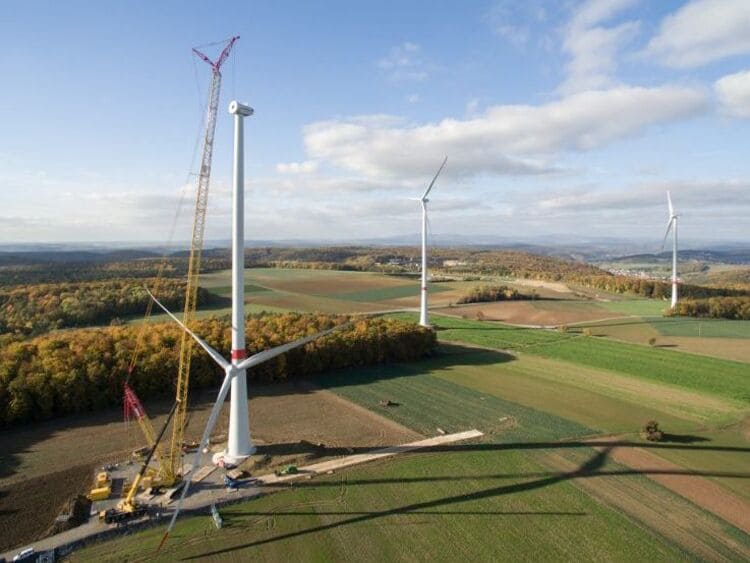 Montage einer Windturbine des Bürgerwindparks in Ramsthal. Bürger konnten sich finanziell am Projekt beteiligen. (Foto: NATURSTROM AG)