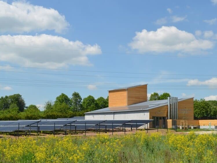 Im „offenen Heizhaus“ kann die Haustechnik und die Solarthermieanlage von allen Bürger*innen bestaunt werden. (Foto: NATURSTROM AG)