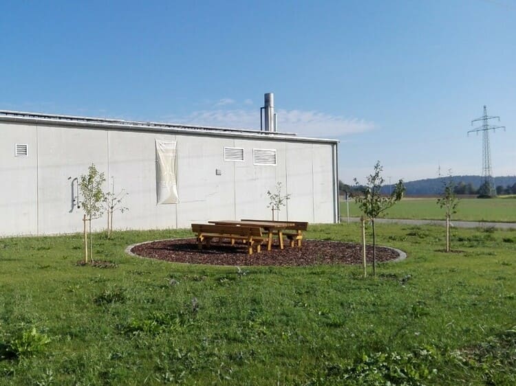 Das Nahwärme-Projekt in Lupburg spart jährlich über 600 Tonnen CO2 ein. (Foto: Naturstrom AG)