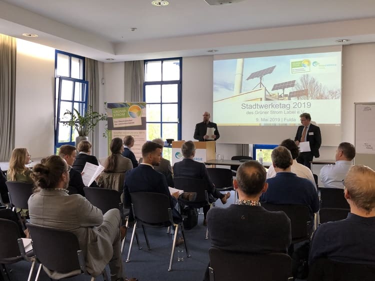 Einen Nachmittag lang diskutierten in Fulda knapp 30 Vertreter regionaler Stadtwerke, Energiedienstleister sowie Umweltorganisationen über Erneuerbare-Energien-Themen und -Projekte aus der regionalen Perspektive.