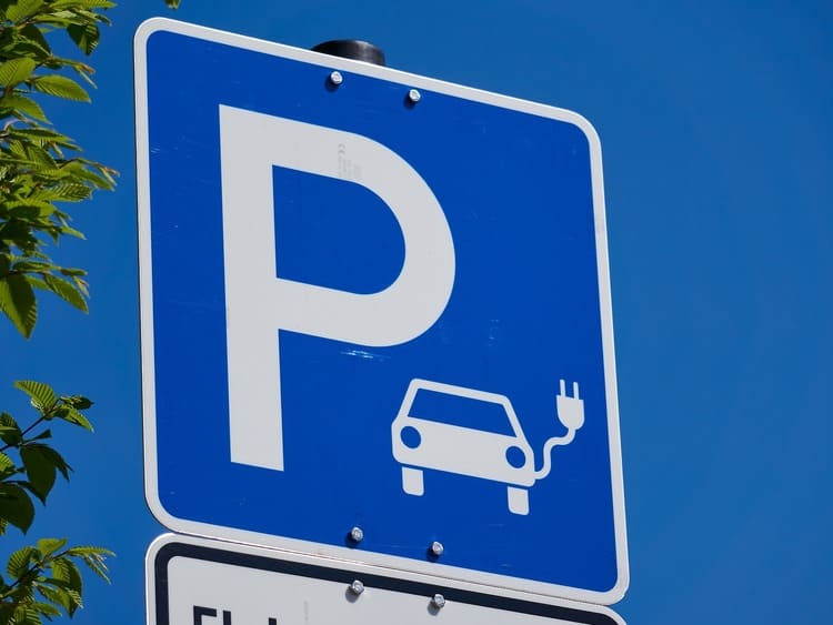 „Parken bitte nur mit E-Auto.“ - Neuer Grüner Strom-Label zertifizierter E-Mobilitäts-Tarif von NATURSTROM