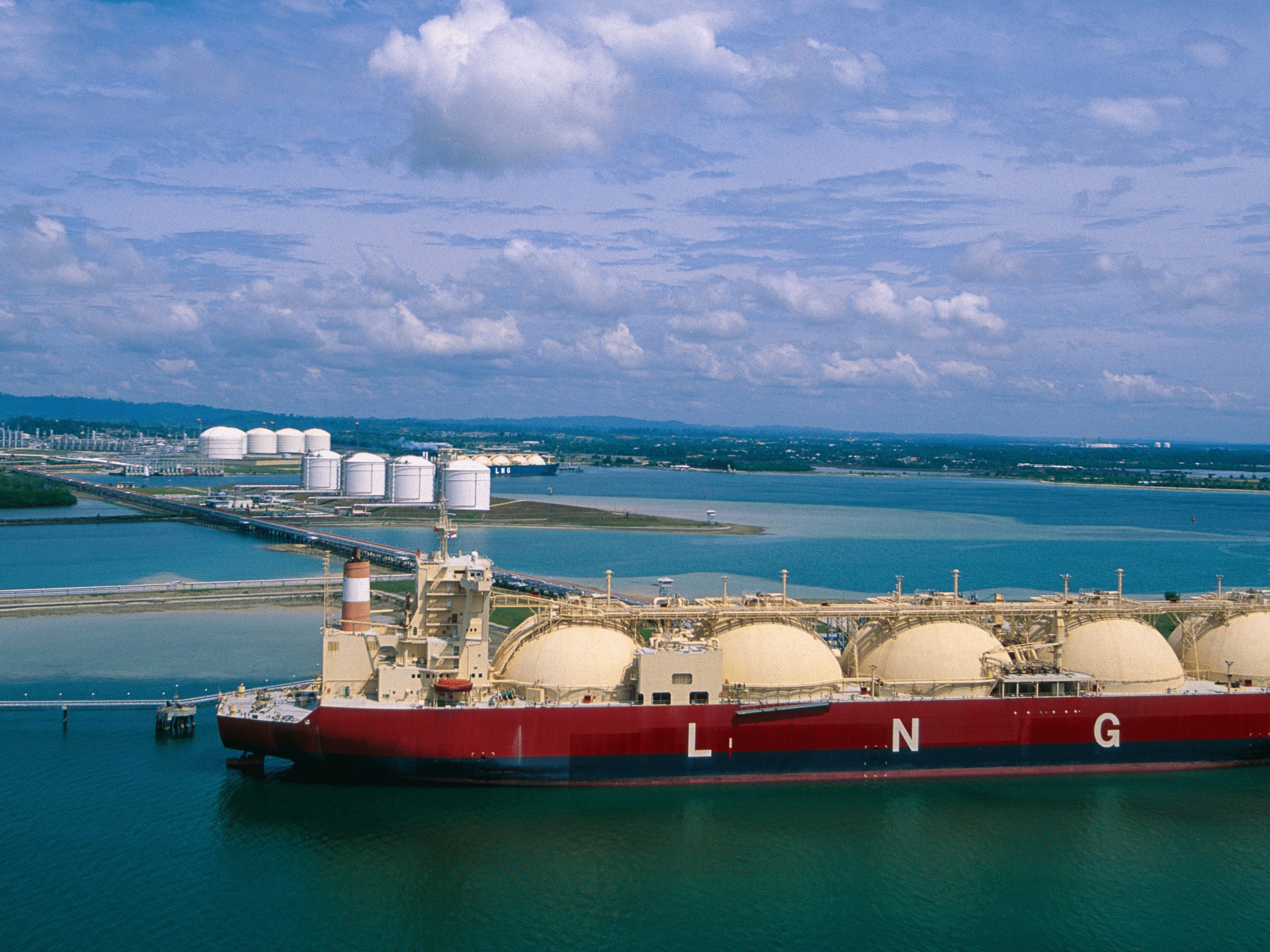 Tanker mit flüssigem Erdgas liegt im Hafen