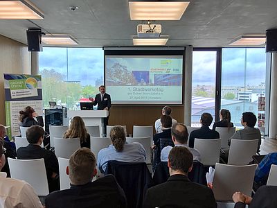Dr. Tobias Bringmann of the VKU Baden-Württemberg regional group calls on municipal utilities not to let themselves be left behind in the energy market, but to become active.