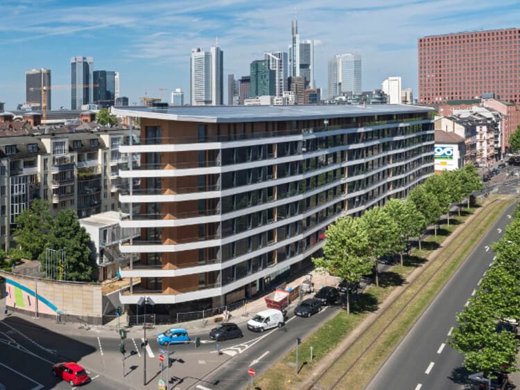 Aktiv-Stadthaus in Frankfurt: Über das Jahr gesehen wird mehr Strom durch Sonnenenergie produziert als die Bewohner verbrauchen. (Foto: Mainova AG, Frankfurt)