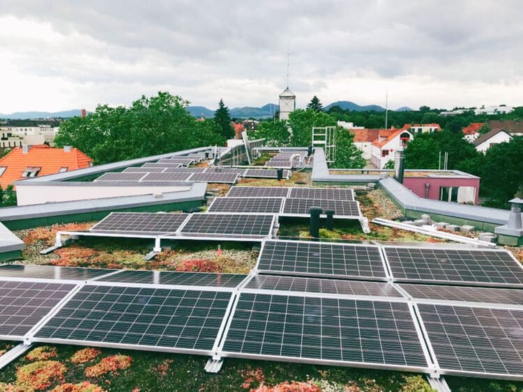 Solar system on the roof of the Generationenhof Landau as part of the project "So(lar) we want to live!" (Photo: Landauer Wohnungsbau-Gemeinschaft)