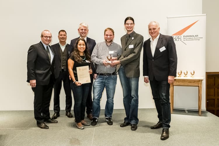 Übergabe des deutschen Solarpreis 2018 an Andrea Ruiz, Nils Becker und Jan Reuter von Solar Powers e.V. (Foto: EUROSOLAR e.V. / EnergieAgentur.NRW)
