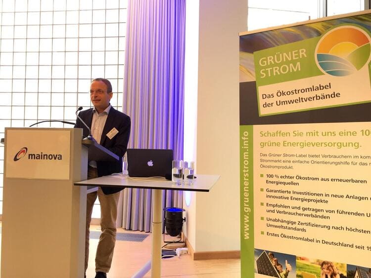 Florian Schöne, Secretary General, Deutscher Naturschutzring e.V. (DNR), opens the 4th Energy Transition Forum of Grüner Strom Label e.V., 2017, with his keynote speech. (Photo: Christian Knops)