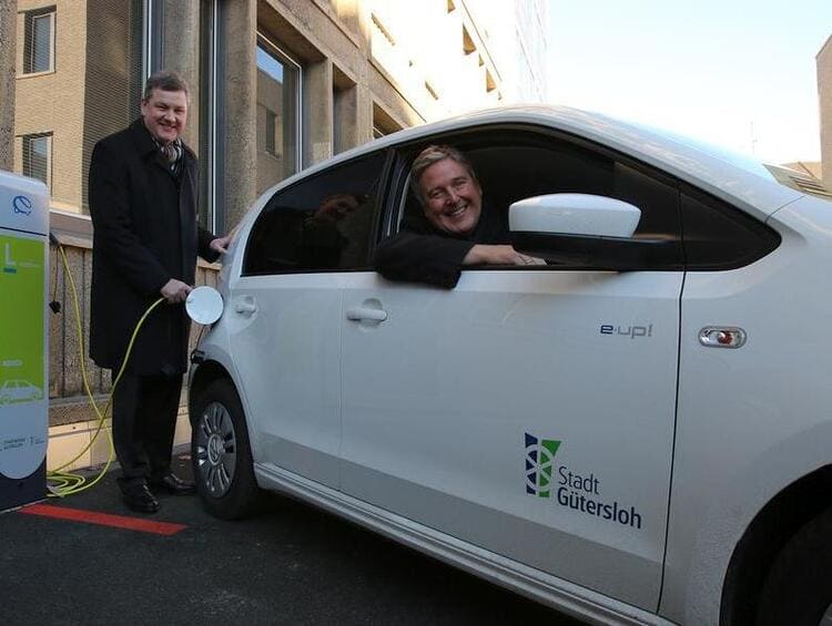 Stadtwerke Managing Director Ralf Libuda (left) and Mayor Henning Schulz put the new charging station into operation.