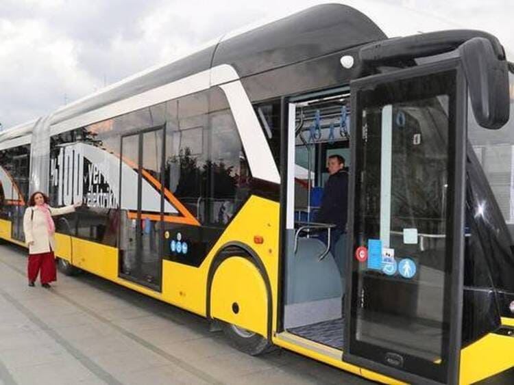So lang wie eine Tram: Der E-Doppelgelenkbus misst 24,8 Meter und kann 140 Fahrgäste befördern. Die Reichweite mit einer Batterieladung beträgt 300 Kilometer. Foto: Stadtwerke Bonn