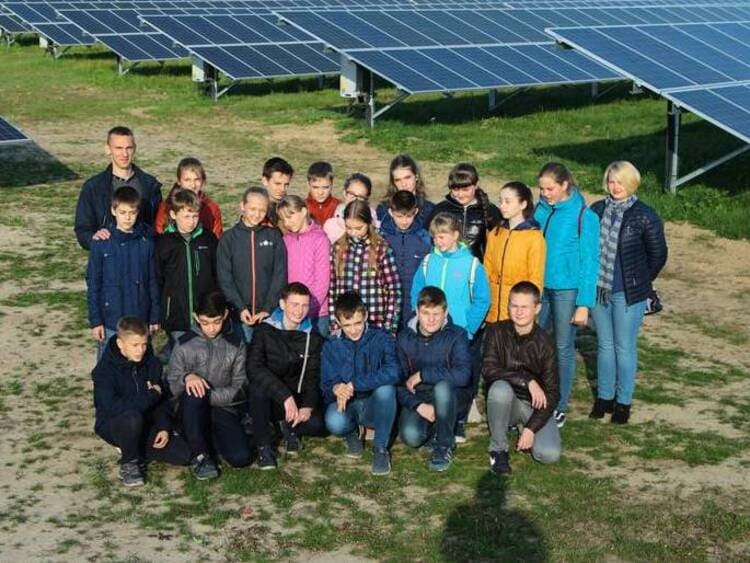 Inauguration of the new photovoltaic system at the Children's Center near Kiev. The plant was funded with money from the Green Electricity Label. (Photo: Leben nach Tschernobyl e.V.)