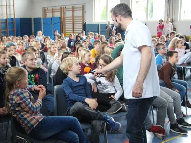 The inquisitive elementary school children were enthusiastic about the educational project. The event was supported by Green Electricity funds. (Photo: Wollmatingen Elementary School)