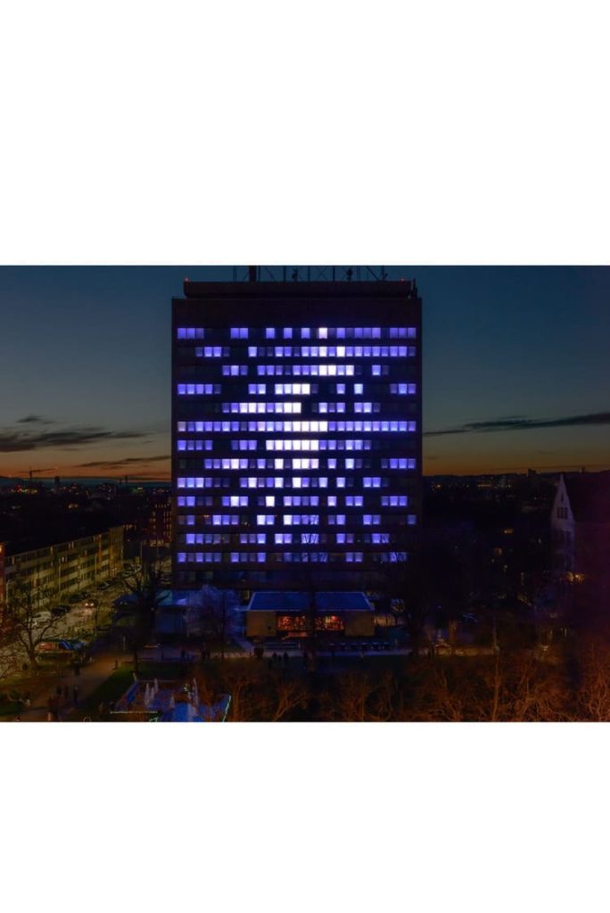 Das ehemalige Fernmeldegebäude erstrahlte im Rahmen der Lichtsinfonie in bunten Farben und vielfältigen Mustern. Foto: Jan Behnstedt