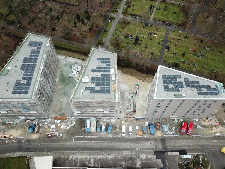 The new PV systems on the Pfeiferhölzle housing estate in Constance. Parts of the financing could be generated by funds from Green Electricity certified tariffs.