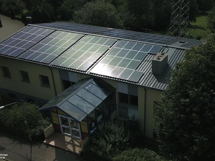 Luftansicht von der vom Grüner Strom-Label ko-finanzierten Photovoltaik-Anlage auf der Kita Püttlingen (Foto: Bürger-Energie-Genossenschaft Köllertal eG).