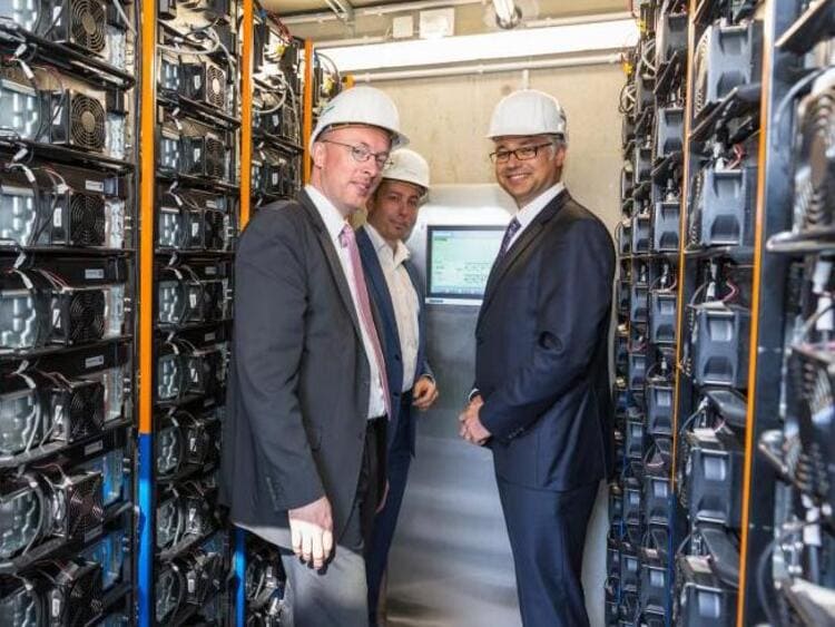 Energy Minister Christian Pegel, WEMAG Project Manager Jost Broichmann and WEMAG Board Member Thomas Murche (from left) jointly commission the WBS 500 battery storage station. (Photo: WEMAG/Stephan Rudolph-Kramer)
