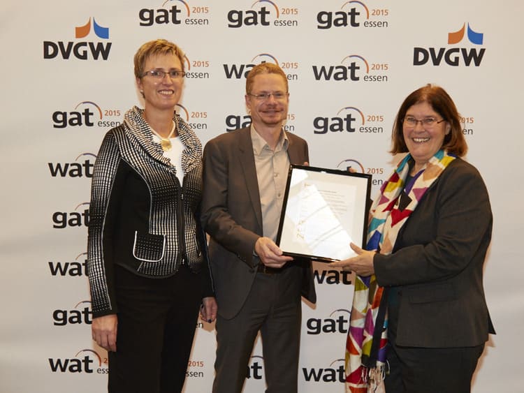 Presentation of the Green Gas Certificate to naturstrom at gat 2015 (Photo: www.otzipka.de)