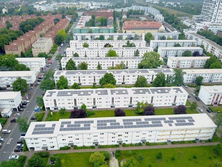 Jeder kann solar – Mainova AG nutzt das Potenzial der Frankfurter Dächer und errichtet seit 2015 Solaranlagen auf Mehrfamilienhäusern (Foto: Mainova AG)