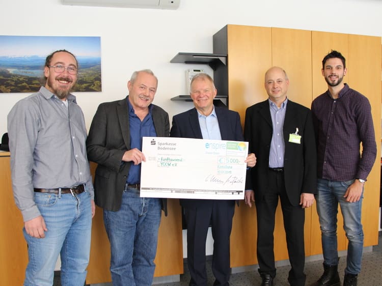 YOOW e.V. wins Enspire Award 2018 for a photovoltaic system on the Chiuno Cultural Center in Malawi. People from left to right: Gordon Appel (Initiator Enspire Award), Achim Ruppel (Treasurer YOOW e.V.), Kuno Werner (Managing Director Stadtwerke Konstanz), Dr. Kristian Peter (Jury Member Enspire Award), Steffen Maier (Organizer Enspire Award). (Photo: Stadtwerke Konstanz)