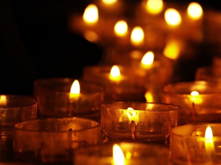 Kerzenschein statt Glühbirne – am 30. März widmen wir eine Stunde unserer Umwelt und schalten im Rahmen der Earth Hour das Licht aus.