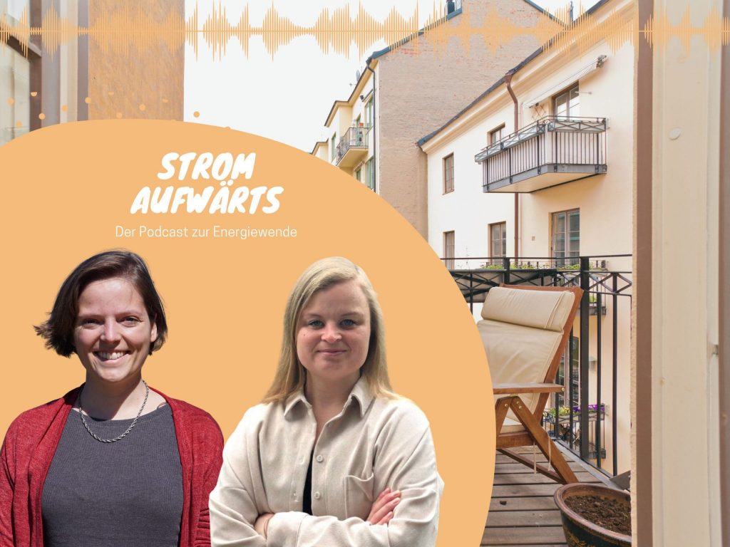 Fotos von Katharina Wawer, einer lächelnden Frau mit kurzen braunen Haaren, und Amina Günter, einer Frau mit längeren blonden Haaren und verschränkten Armen, vor dem Foto eines Balkons und dem Logo des Podcasts "Strom Aufwärts"