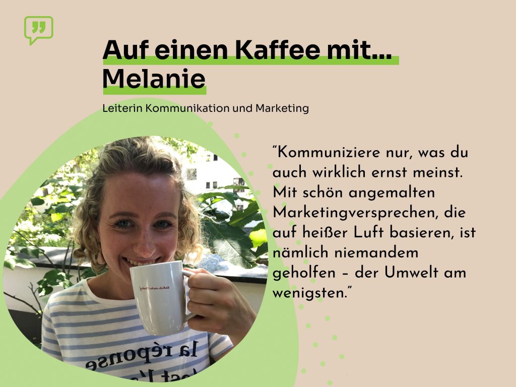 Foto von Melanie Alberts mit einer Kaffeetasse in der Hand, die in die Kamera lächelt, und daneben das Zitat "Kommuniziere nur, was du auch wirklich ernst meinst. Mit schön angemalten Marketingversprechen, die auf heißer Luft basieren, ist nämlich niemandem geholfen - der Umwelt am wenigsten."