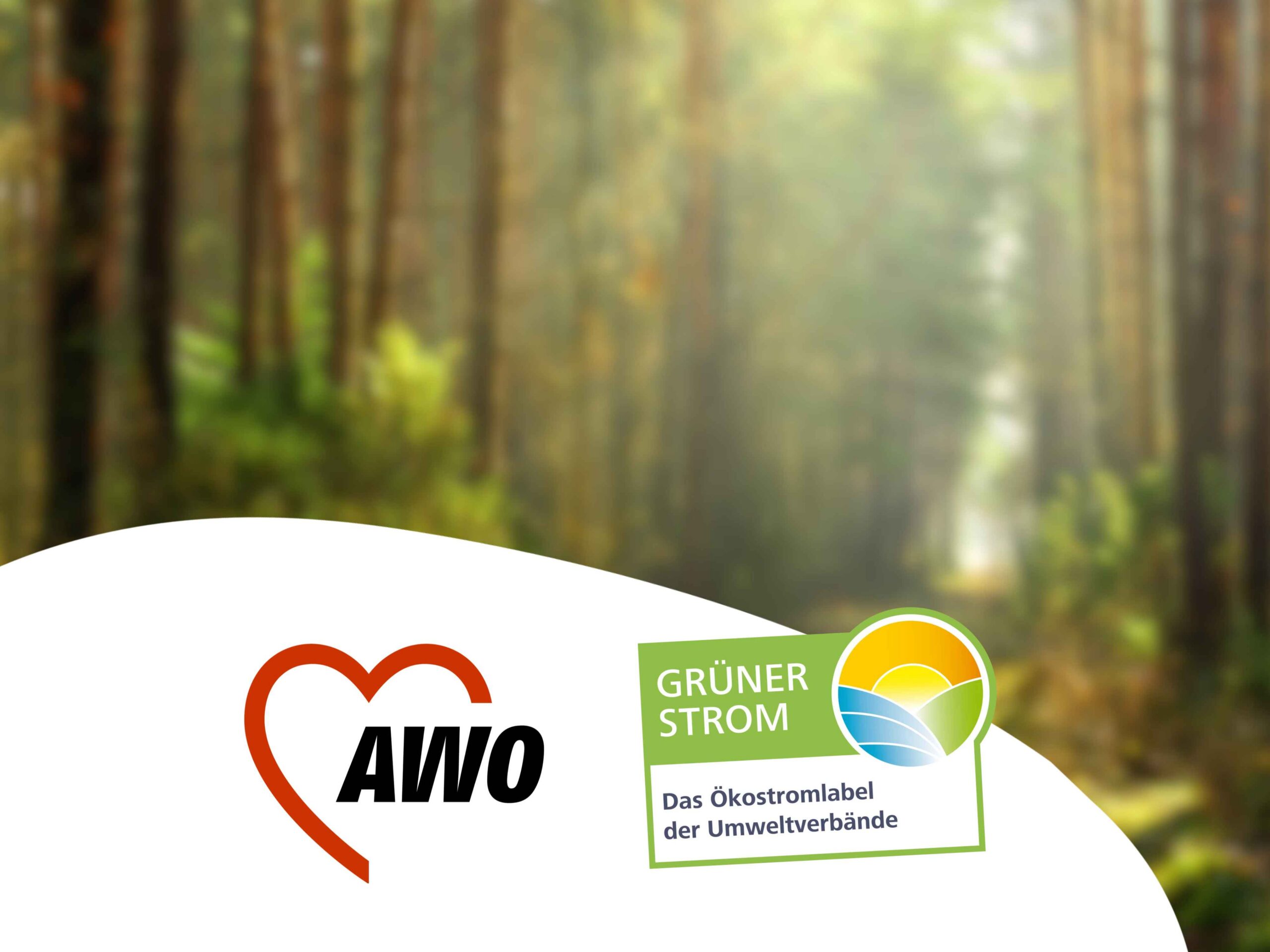 Zwei Logos, im Hintergrund verschwommener Wald