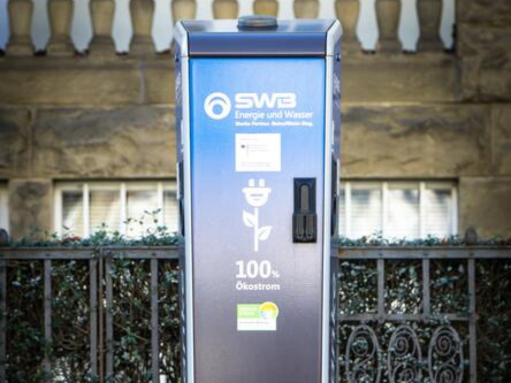 Ein Foto einer SWB-Ladesäule mit der Aufschrift "100% Ökostrom" und dem Grüner Strom-Label darunter