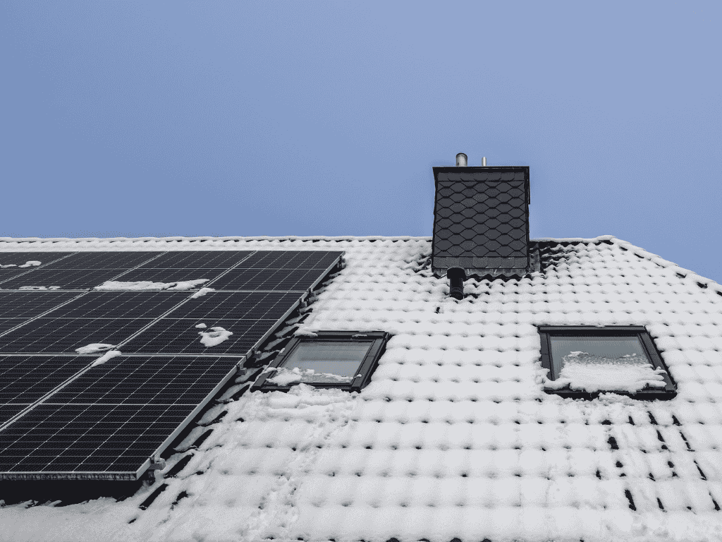 Photovoltaikanlage auf schneebedecktem Hausdach