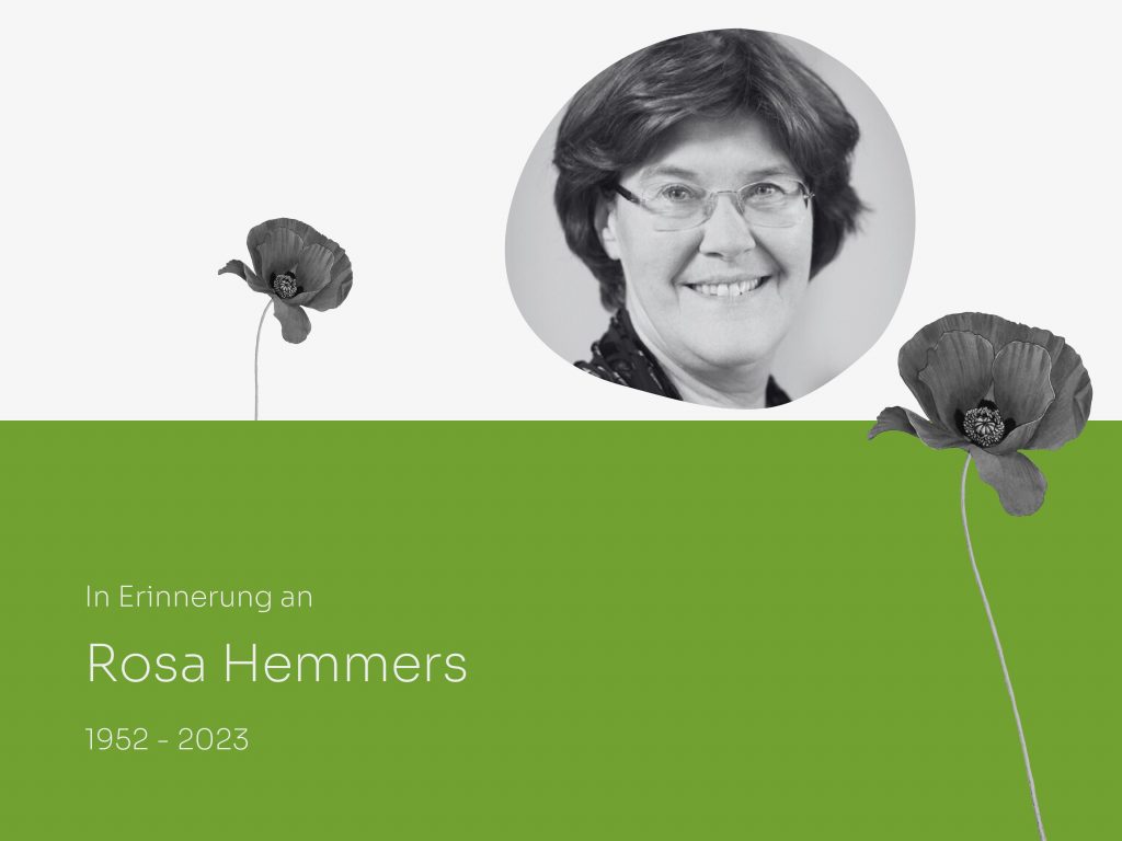 Ein schwarz-weiß Bild von Rosa Hemmers, einer Frau in ihren 60ern mit Kurzhaarschnitt und Brille, mit der Aufschrift "In Erinnerung an Rosa Hemmers 1952-2023" und schwarz-weiß Mohnblumen auf grünem Hintergrund