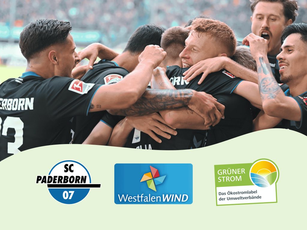 Spieler des Fußballclubs SC Paderborn 07 umarmen sich bei Fußballspiel.