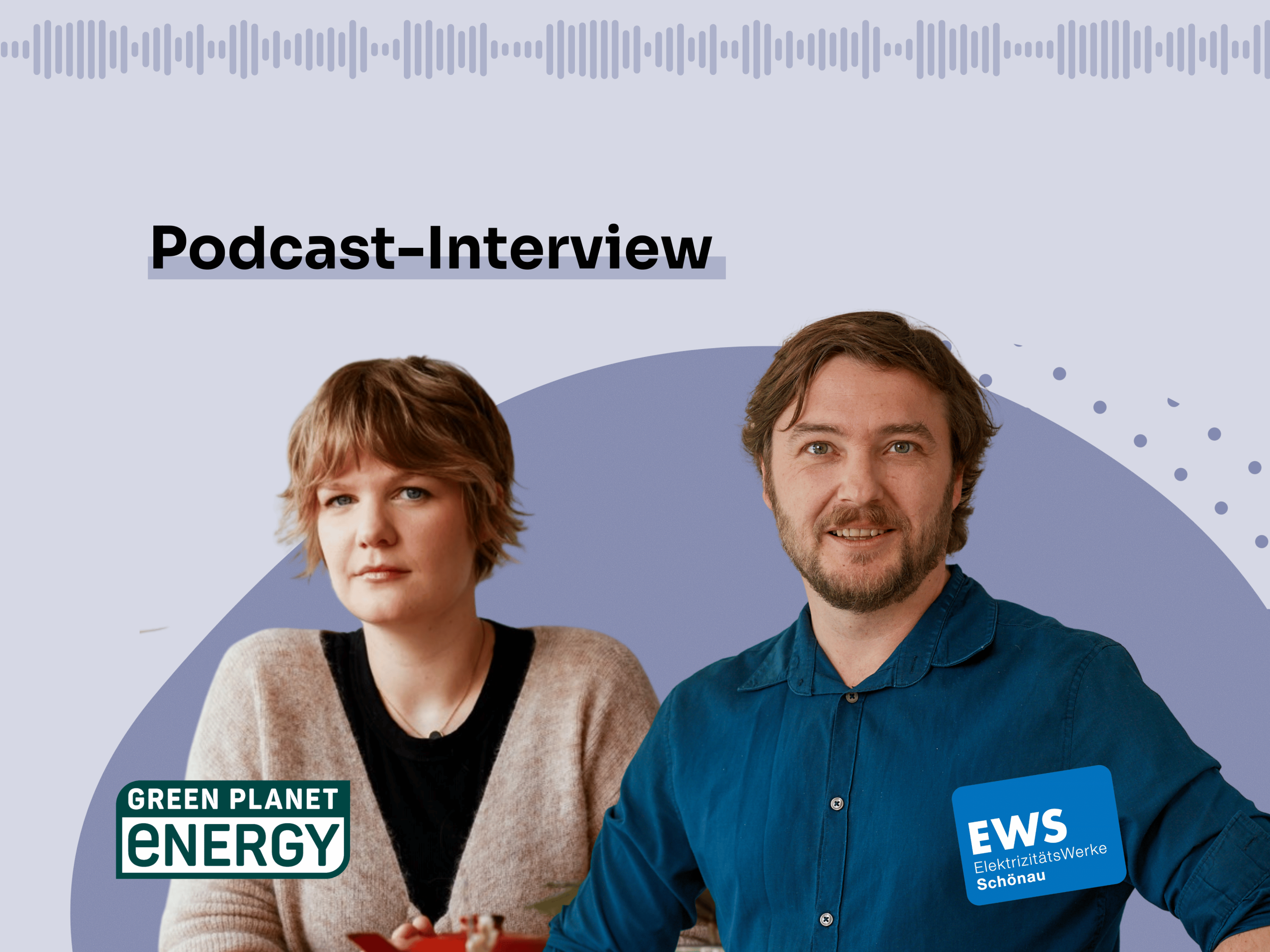 Zwei Gäst:innen des Podcast lächeln in die Kamera vor einem blauen Hintergrund